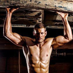 Tom Hopper ('Juego de tronos') enseña músculos en la revista Men's Health
