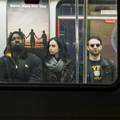 Luke Cage, Jessica Jones y Matt Murdock en un tren en 'The Defenders'