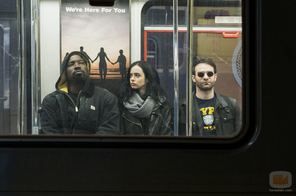 Luke Cage, Jessica Jones y Matt Murdock en un tren en 'The Defenders'