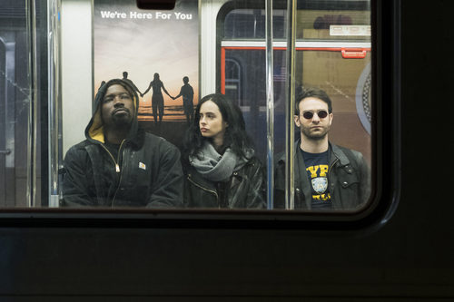 Luke Cage, Jessica Jones y Matt Murdock en un tren en 'The Defenders'