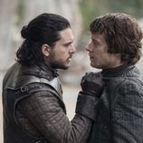 Jon Snow y Theon Greyjoy en el 7x04 de 'Juego de Tronos'