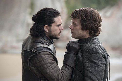 Jon Snow y Theon Greyjoy en el 7x04 de 'Juego de Tronos'