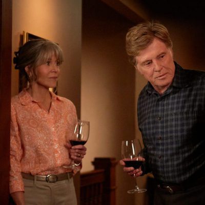 Louis Water y Addie Moore con una copa de vino en 'Nosotros en la noche'