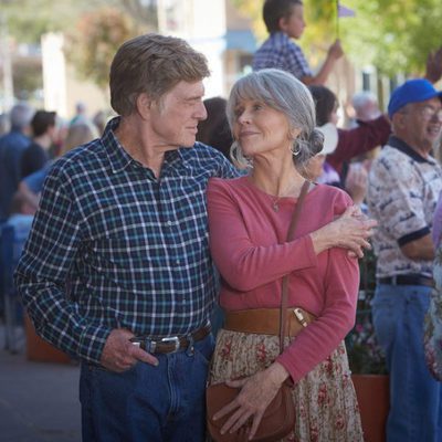 Louis Water y Addie Moore pasean abrazados en 'Nosotros en la noche'