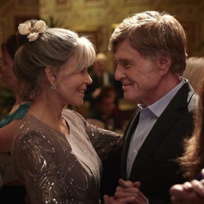 Los protagonistas de 'Nosotros en la noche', Louis Water y Addie Moore, bailan juntos