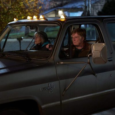 Louis Water y Addie Moore juntos en el coche en 'Nosotros en la noche'