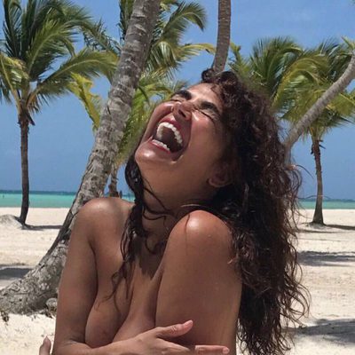 Cristina Rodríguez celebra, desnuda, sus 70.000 seguidores