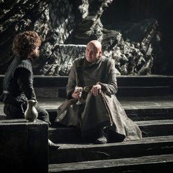 Tyrion Lannister y Varys charlan en el 7x05 de 'Juego de tronos'