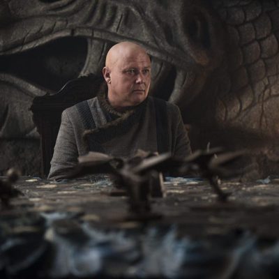 Varys aparece en la sala de estrategias en el 7x05 de 'Juego de tronos'