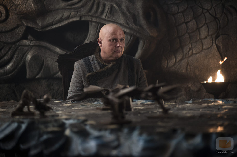 Varys aparece en la sala de estrategias en el 7x05 de 'Juego de tronos'