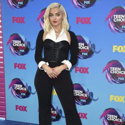 Bebe Rexha en los Teen Choice Awards 2017