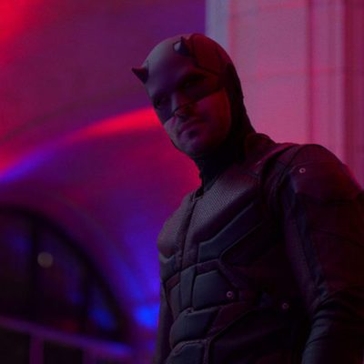 Daredevil ataviado con su traje en 'The Defenders'