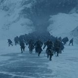 La expedición de Jon Nieve huye del Ejército de los Muertos el 7x06 de 'Juego de Tronos'