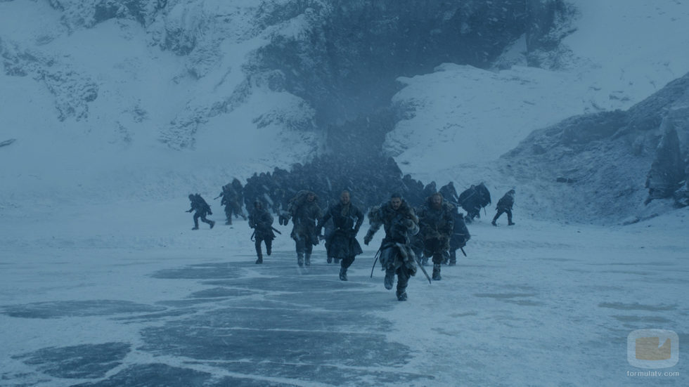 La expedición de Jon Nieve huye del Ejército de los Muertos el 7x06 de 'Juego de Tronos'