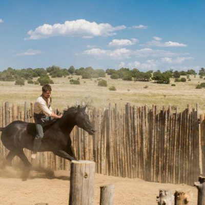 Jack O'Connell montado a caballo en 'Godless'