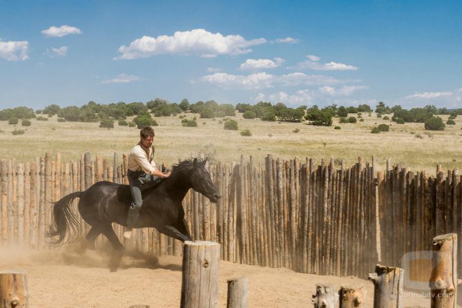 Jack O'Connell montado a caballo en 'Godless'