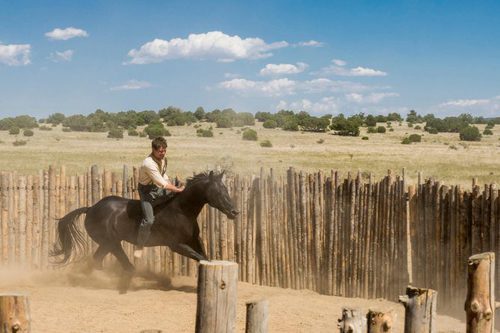 Jack O'Connell montado a caballo en 'Godless'