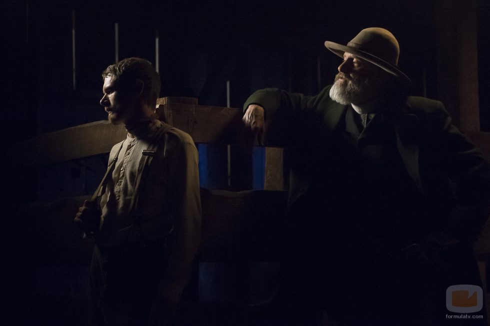 Jack O'Connell y Keith Jardine en 'Godless'