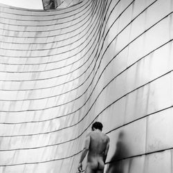 Jon Kortajarena posa desnudo frente al Guggenheim de Bilbao