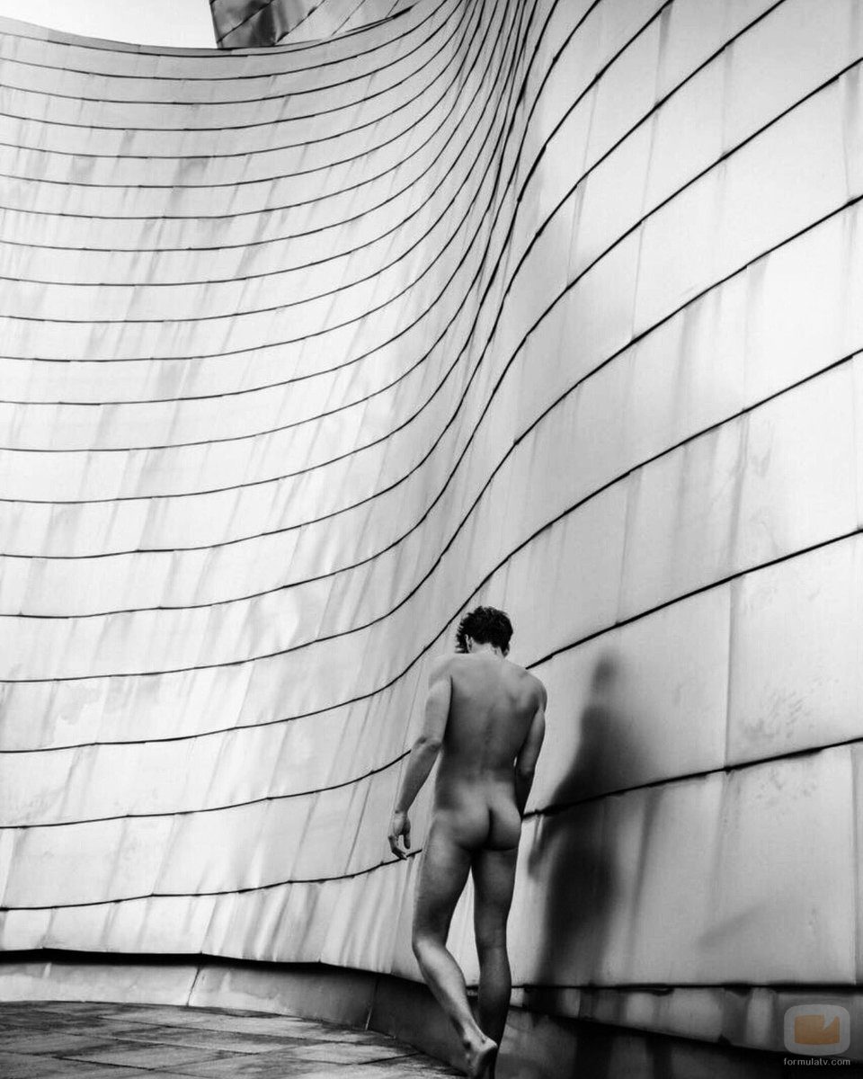 Jon Kortajarena posa desnudo frente al Guggenheim de Bilbao