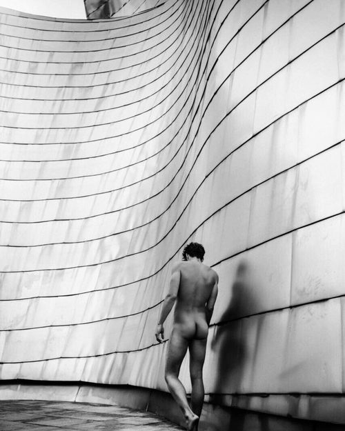 Jon Kortajarena posa desnudo frente al Guggenheim de Bilbao