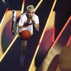 Katy Perry vuela con un balón de baloncesto en los MTV VMA 2017