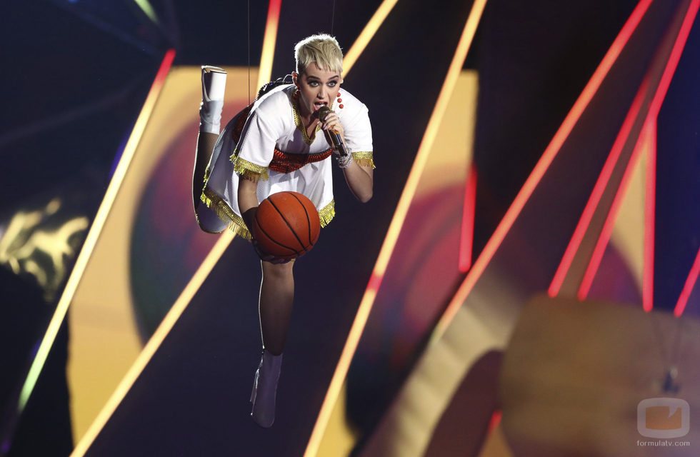 Katy Perry vuela con un balón de baloncesto en los MTV VMA 2017