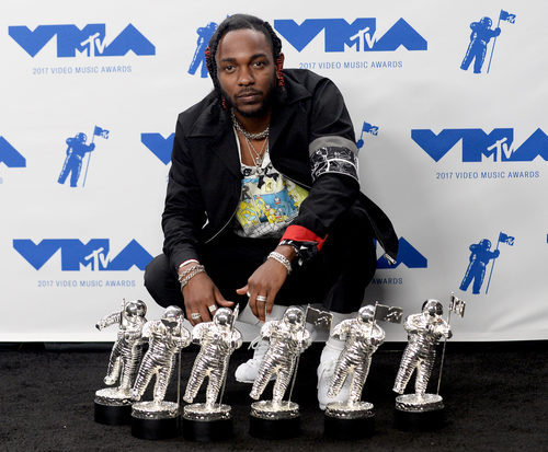 Kendrick Lamar posa con sus premios en los MTV VMA 2017