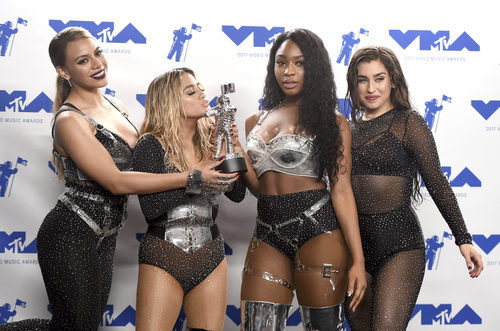 Fifth Harmony posa con su premio en los MTV VMA 2017