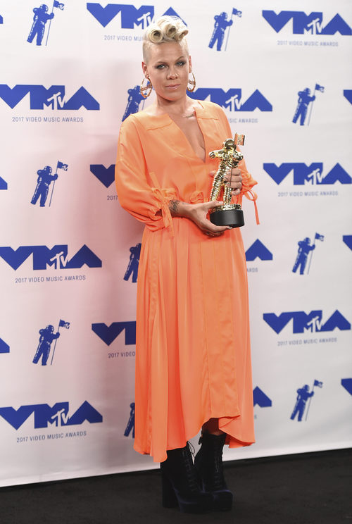 Pink posa con su premio en los MTV VMA 2017