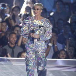 Katy Perry vestida de astronauta en la gala de los MTV VMA 2017