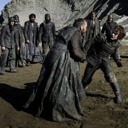 Theon Greyjoy peleando contra uno de sus hombres en el 7x07 de 'Juego de Tronos'