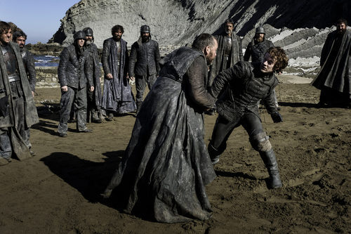 Theon Greyjoy peleando contra uno de sus hombres en el 7x07 de 'Juego de Tronos'
