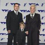 Pink y Carey Hart con su hija Willow en los MTV VMA 2017