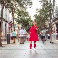 María Zamora en la calle Fuencarral de Madrid en 'La chica de las series'