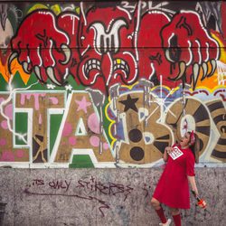 María Zamora por las calles de Madrid en 'La chica de las series'