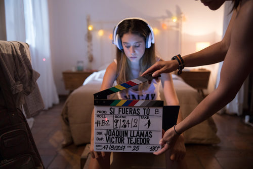 María Pedraza escucha música en una escena de 'Si fueras tú'