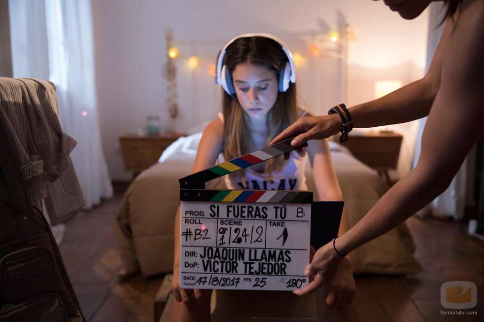 María Pedraza escucha música en una escena de 'Si fueras tú'