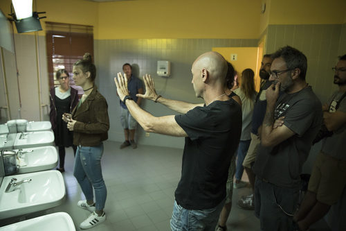 Lucía Díez y Nerea Elizalde, juntas en el baño en 'Si fueras tú'