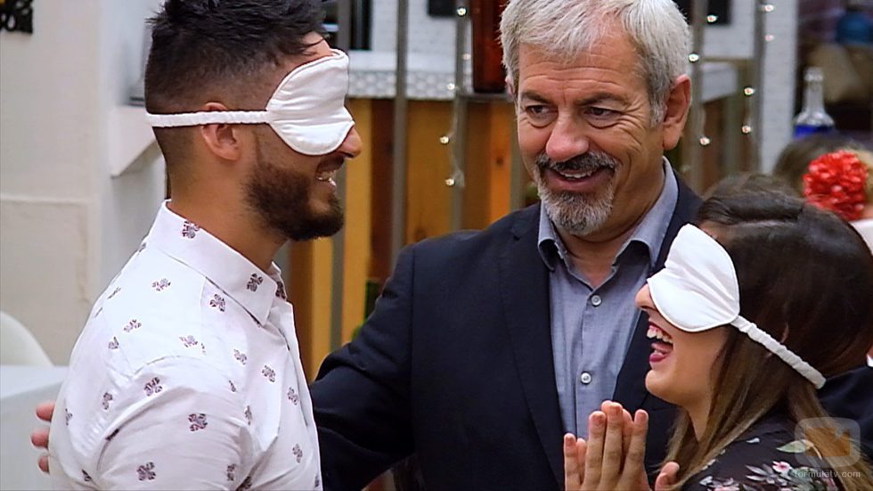 Carlos Sobera modera una cita a ciegas en la tercera temporada de 'First Dates'