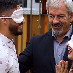 Carlos Sobera modera una cita a ciegas en la tercera temporada de 'First Dates'