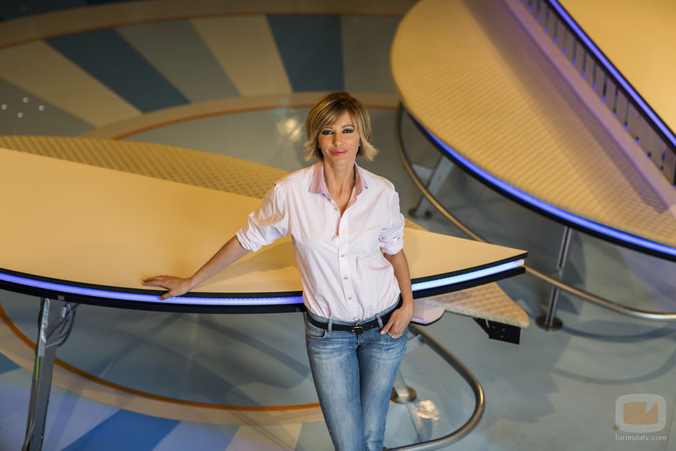 Susanna Griso posa en el plató de 'Espejo público'
