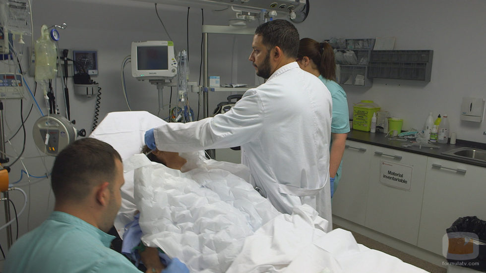 Un médico junto a su paciente en 'Héroes, más allá del deber"