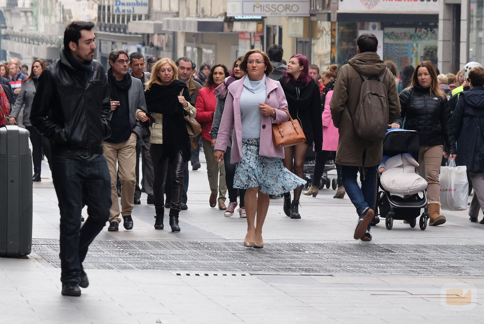 Avelina pasea por la calle Preciados en 'Ella es tu padre'