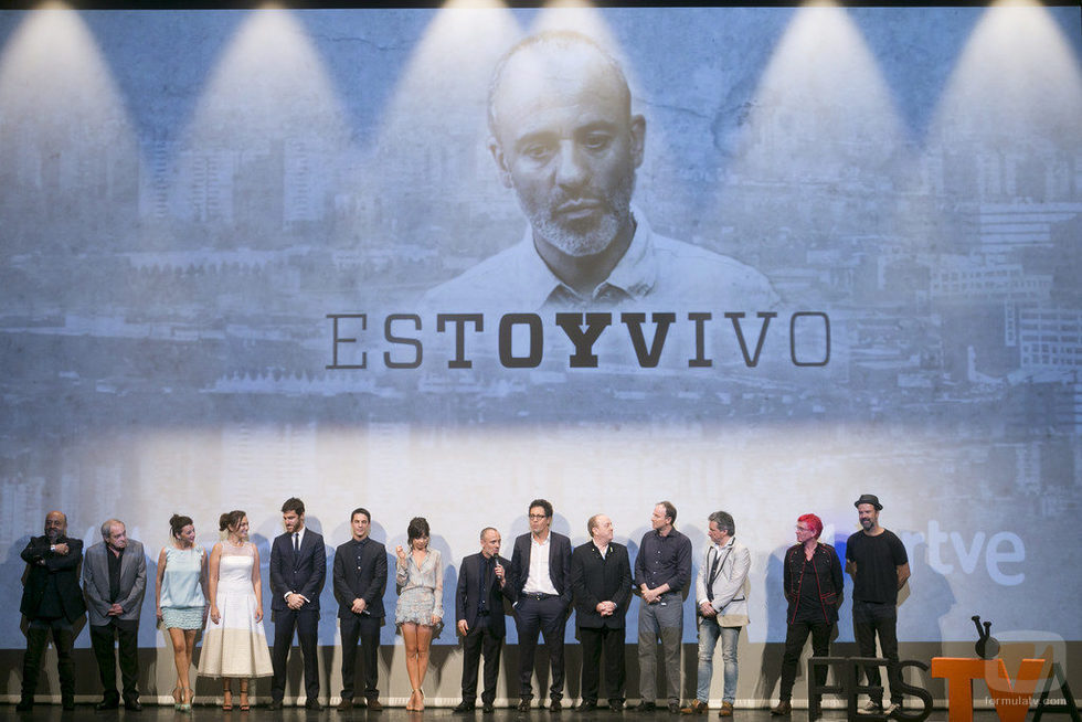 Los actores de 'Estoy vivo' junto a Pau Donés en la IX edición del FesTVal
