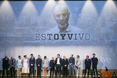 Los actores de 'Estoy vivo' junto a Pau Donés en la IX edición del FesTVal