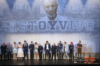 El elenco de 'Estoy vivo' aplaude a su creador, Daniel Écija, en la IX edición del FesTVal