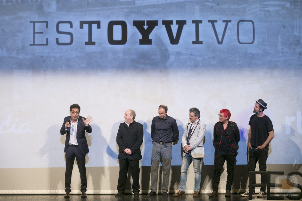 El equipo de 'Estoy vivo' y Pau Donés observan a Daniel Écija en el escenario del FesTVal
