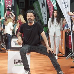 Daniel Écija, creador de 'Estoy vivo', habla en el escenario del FesTVal junto a dos de sus compañeros