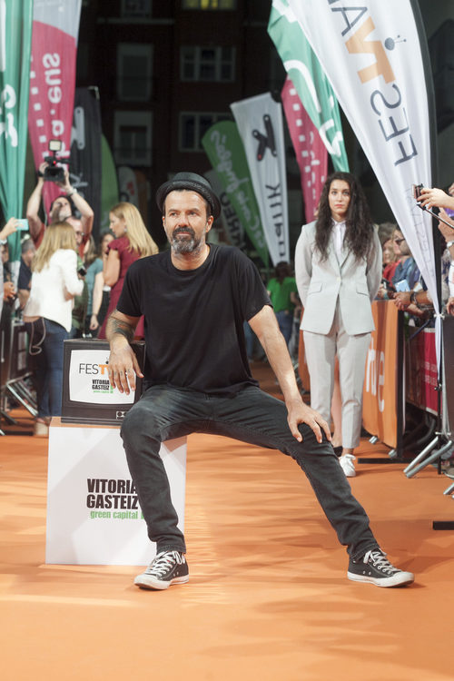 Daniel Écija, creador de 'Estoy vivo', habla en el escenario del FesTVal junto a dos de sus compañeros